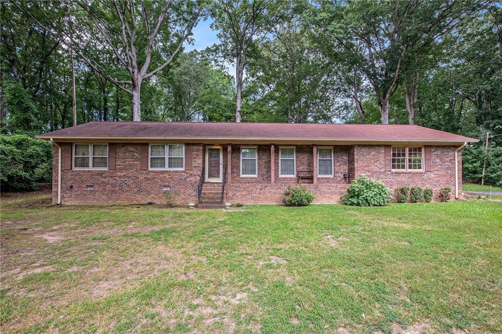 228 Honeysuckle Dr., Commerce, GA 30529