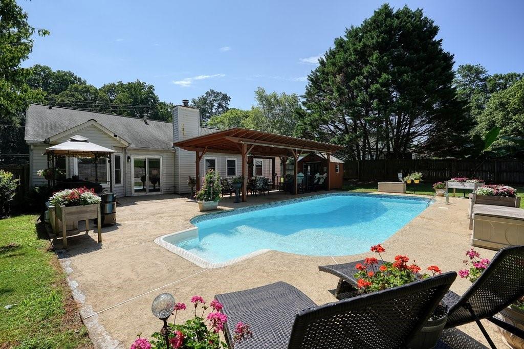 912 River Rock Dr., Woodstock, GA 30188