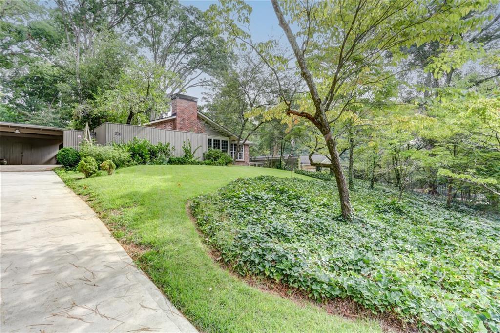570 Valley Ln., Atlanta, GA 30328