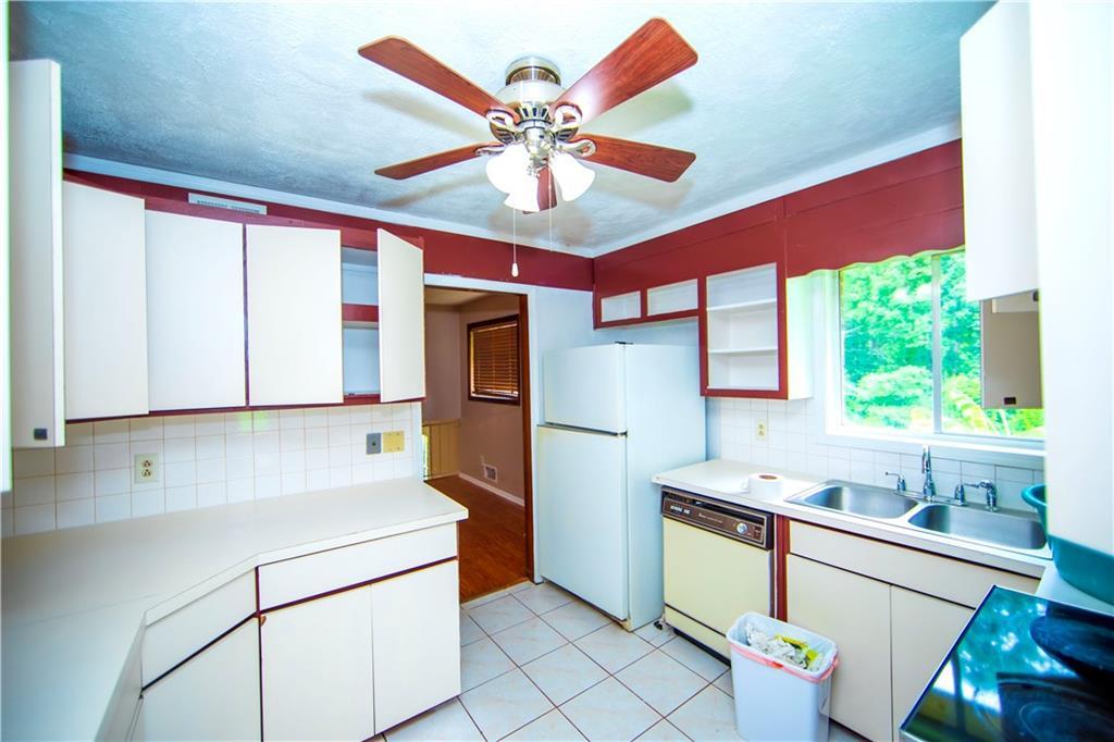 5856 Oakleaf Dr., Stone Mountain, GA 30087