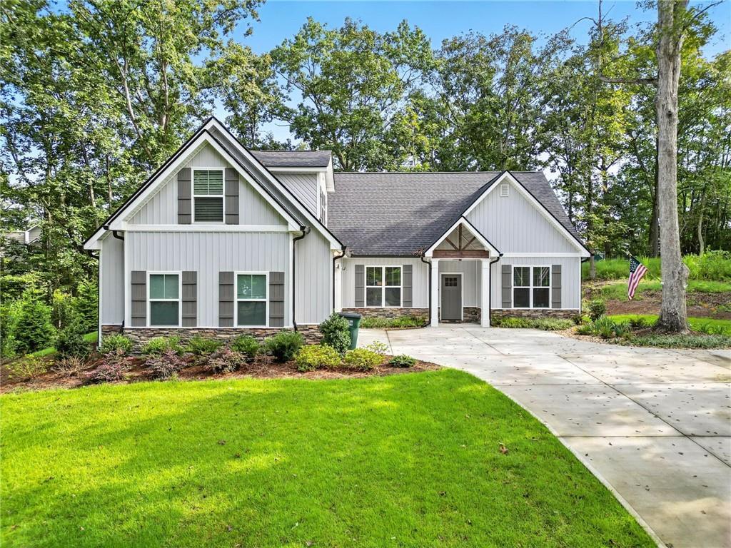564 Oakland Dr., Calhoun, GA 30701
