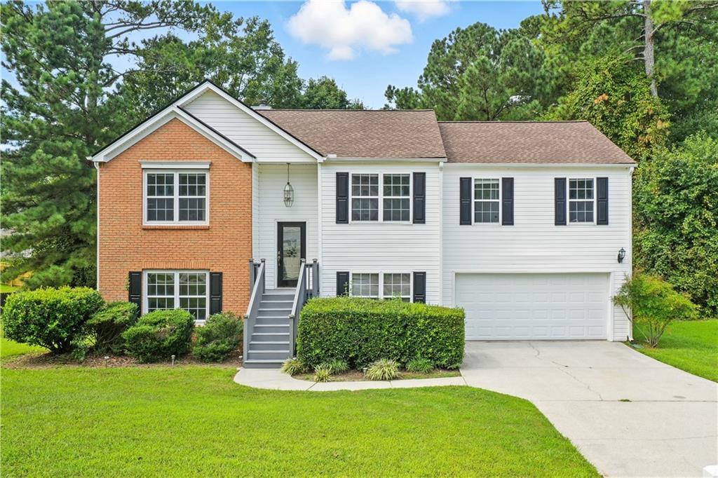 452 Crested View Dr., Loganville, GA 30052