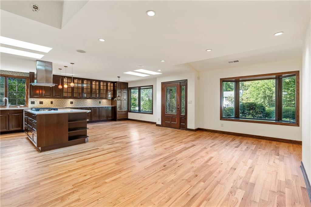 905 Windsor Tr., Roswell, GA 30076