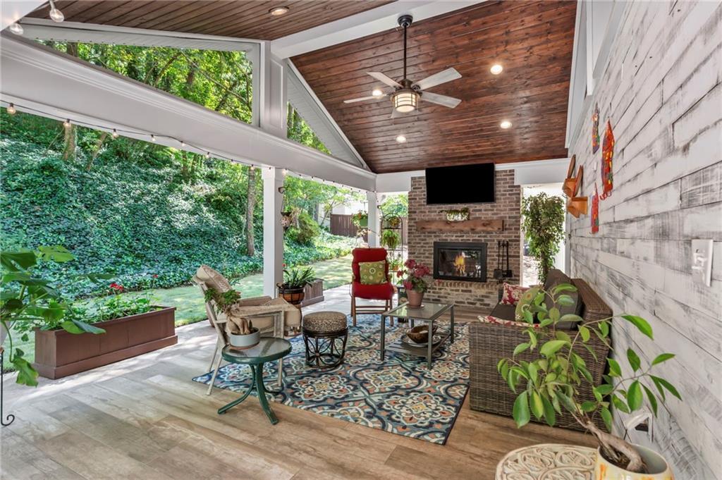 1040 Oakhaven Dr., Roswell, GA 30075