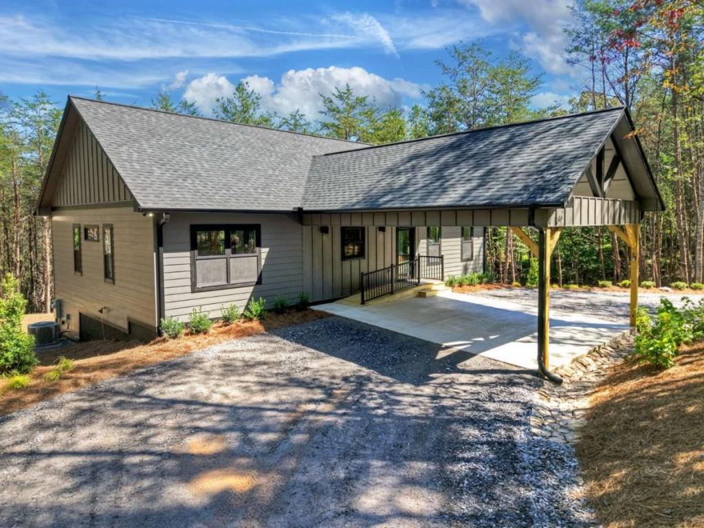 1097 Brookhaven Ln., Mccaysville, GA 30555