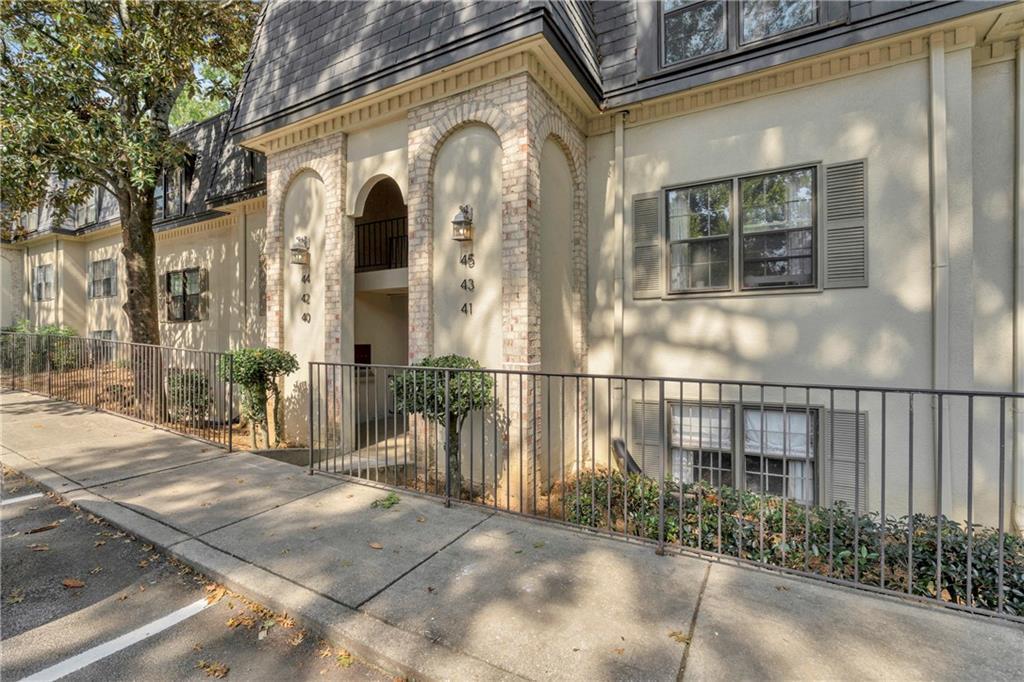 40 Chaumont Sq., Atlanta, GA 30327