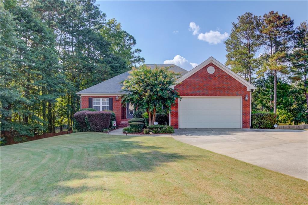 3865 Weeping Willow Ln., Loganville, GA 30052