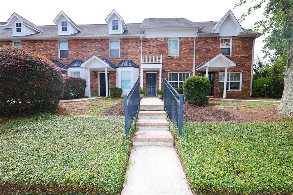 37 Intown Pl., Fayetteville, GA 30214