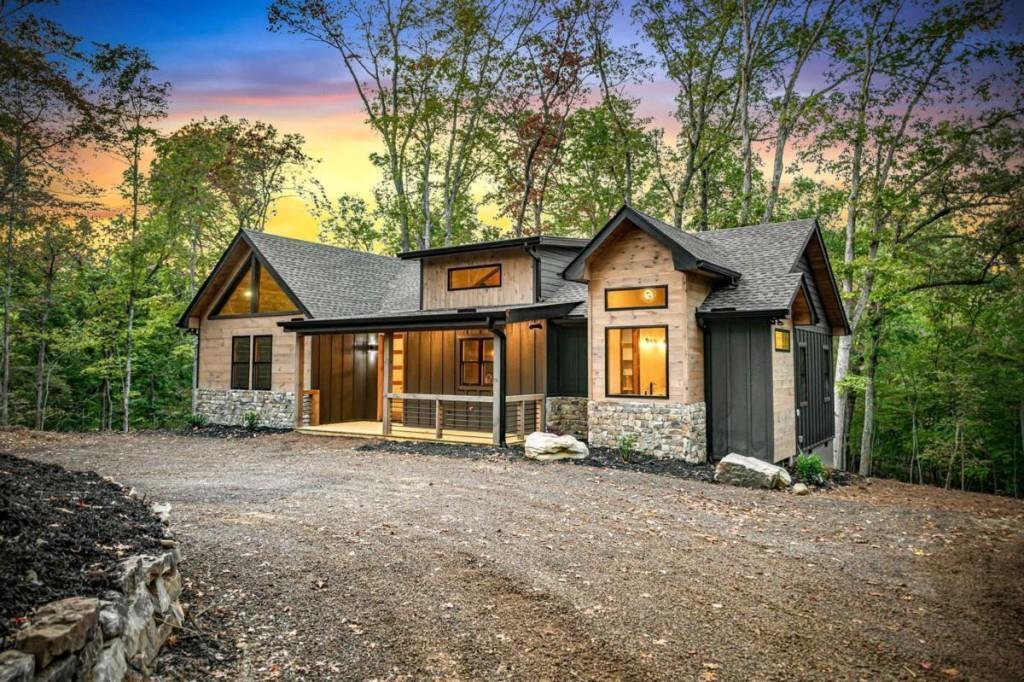 267 Indian Tr., Mccaysville, GA 30555