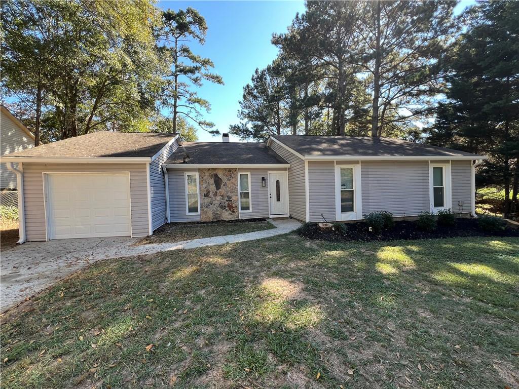 5712 Wesson Dr., Ellenwood, GA 30294