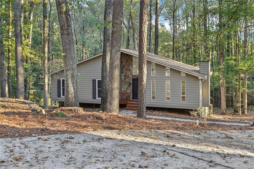 225 Buckeye Ln., Fayetteville, GA 30214