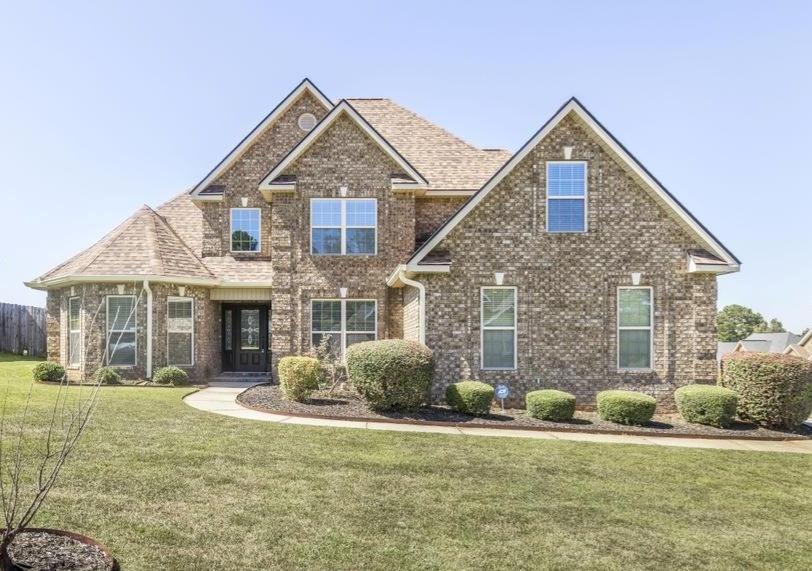 402 Charlotte Dr., Bonaire, GA 31005