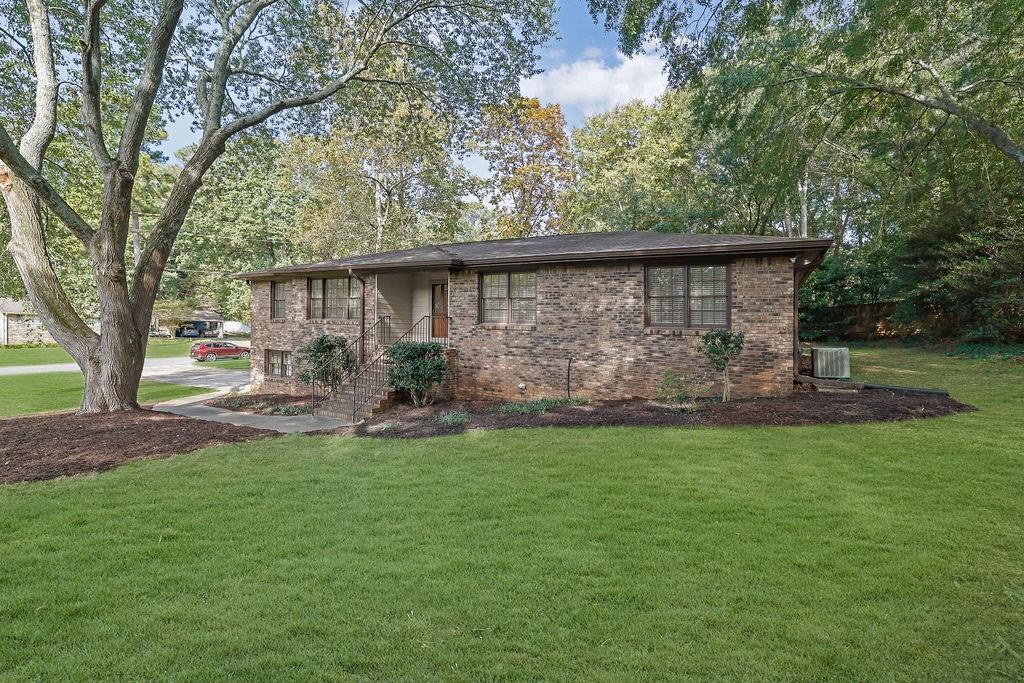 905 Tanglewood Tr., Woodstock, GA 30189