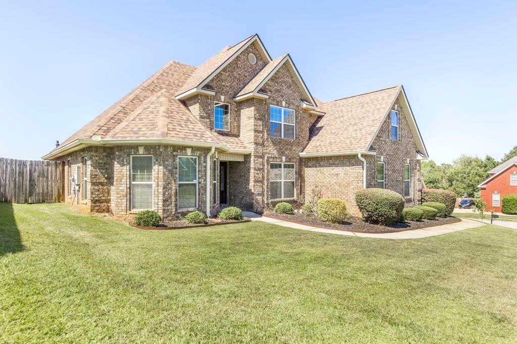 402 Charlotte Dr., Bonaire, GA 31005