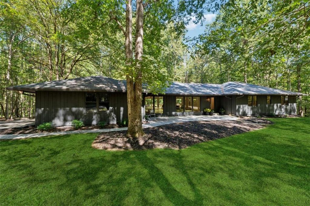 150 Melody Ln., Fayetteville, GA 30215