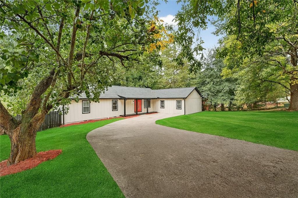 1437 Stoneleigh Hill Rd., Lithonia, GA 30058