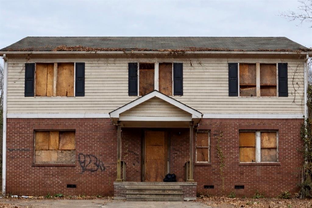 1995 Lois Pl., Atlanta, GA 30318