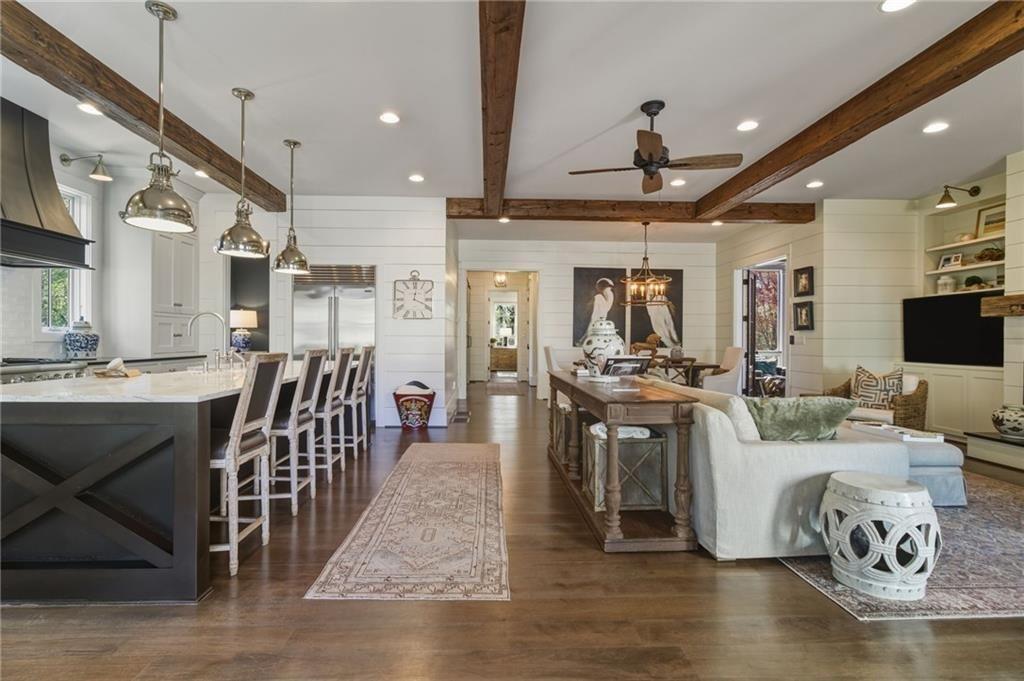 82 Wood Pl., Roswell, GA 30075