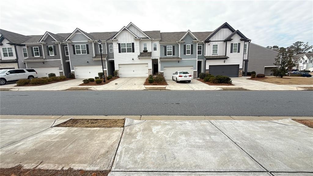 736 Woodstock Grove Dr., Woodstock, GA 30188