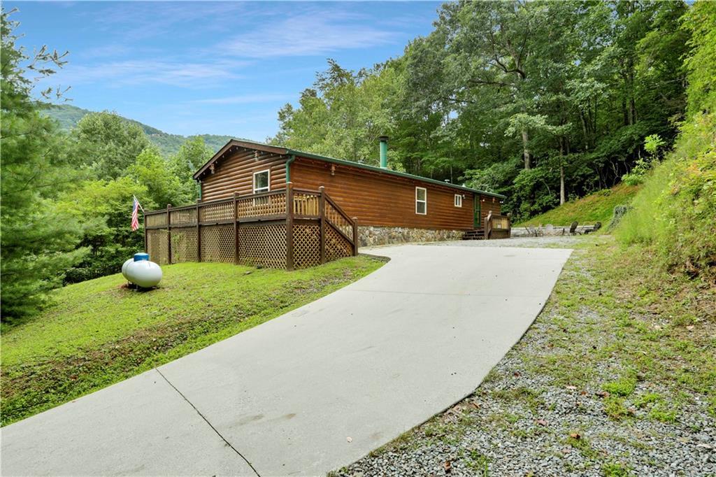 1390 Snake Nation Rd., Blue Ridge, GA 30513