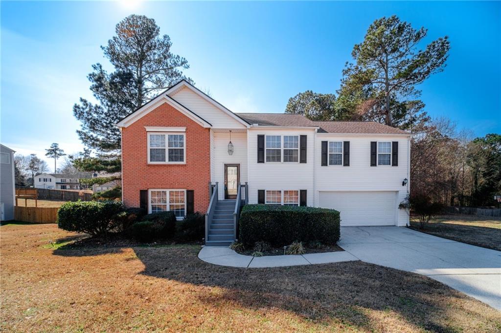 452 Crested View Dr., Loganville, GA 30052