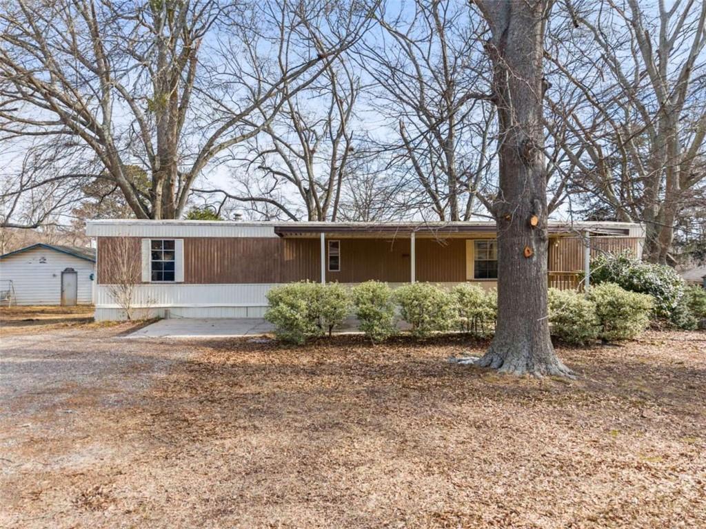 6064 Lights Ferry Rd., Flowery Branch, GA 30542