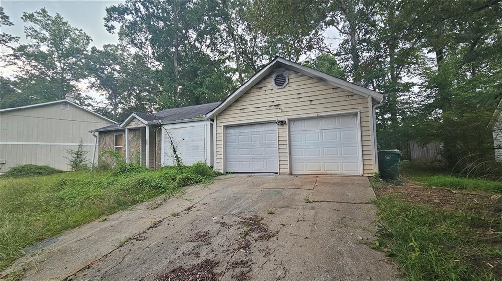 854 Greenhedge Dr., Stone Mountain, GA 30088