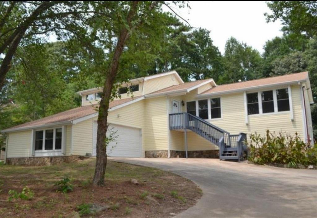 1920 Oakleaf Ln., Lithia Springs, GA 30122