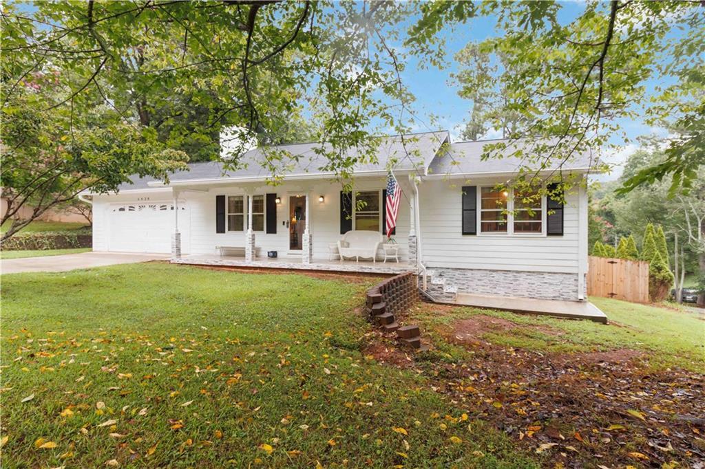 6428 Paradise Point Rd., Flowery Branch, GA 30542