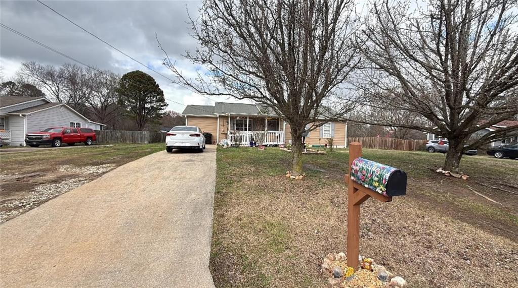 76 Russell Ln., Dallas, GA 30157