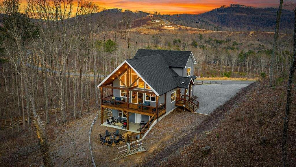 1016 Twisted Oak Rd., Talking Rock, GA 30175