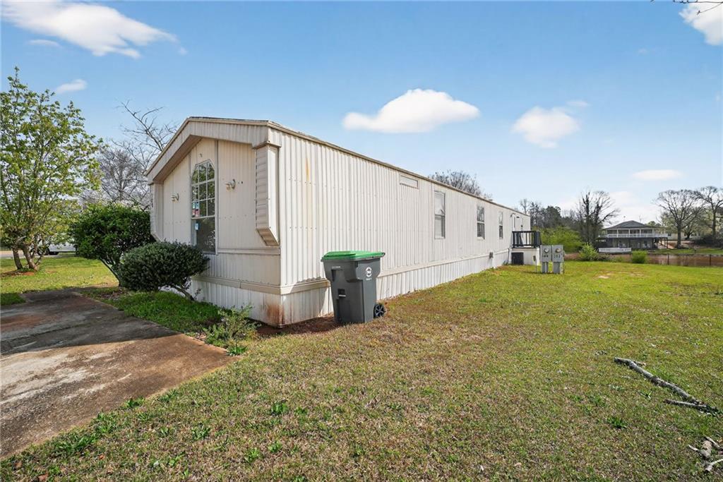 100 Lake Haven Dr., Hampton, GA 30228