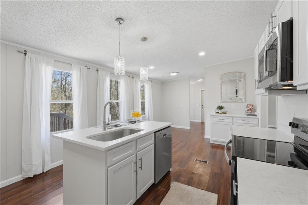 67 Forest Lake Circle Rd., Pendergrass, GA 30567