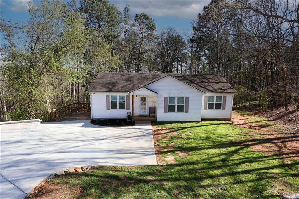 3710 Rambling Woods Dr., Loganville, GA 30052