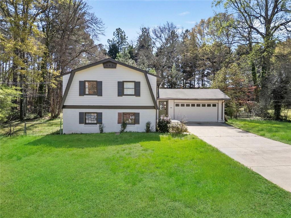 1296 Mohawk Dr., Lawrenceville, GA 30043