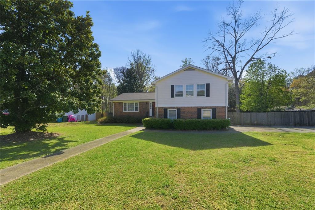 137 Bonnie Ln., Lilburn, GA 30047
