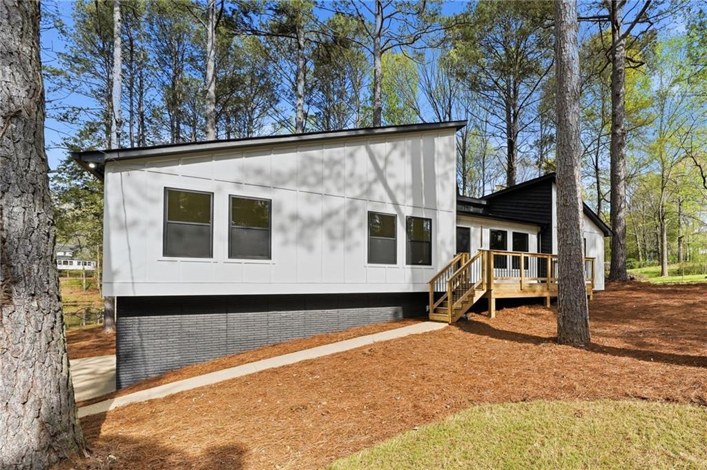 324 Hill Crest Cir., Woodstock, GA 30188