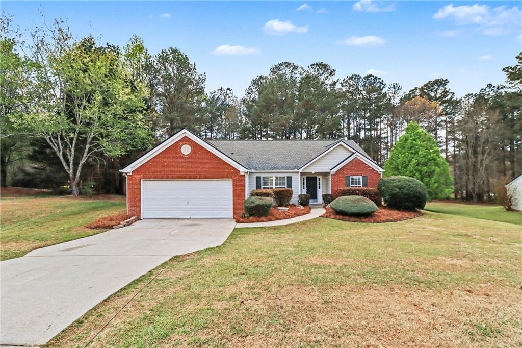 415 Crested View Dr., Loganville, GA 30052