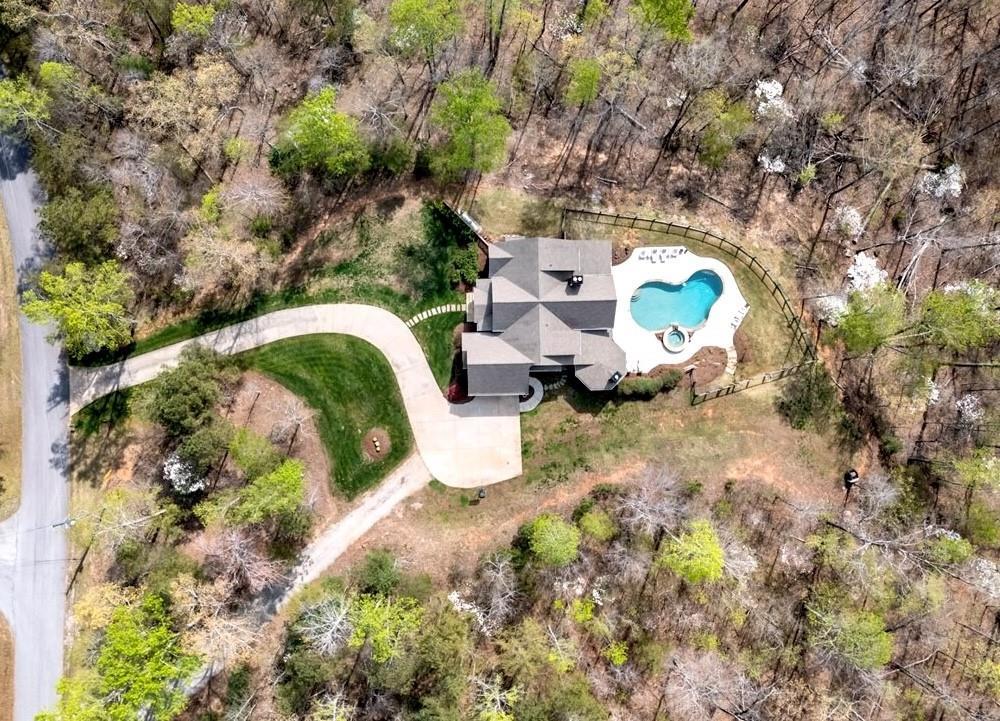 292 Etowah Dr., Dawsonville, GA 30534