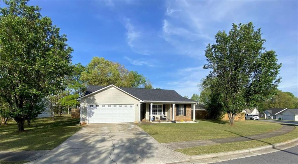 188 Waters Edge Dr., Locust Grove, GA 30248