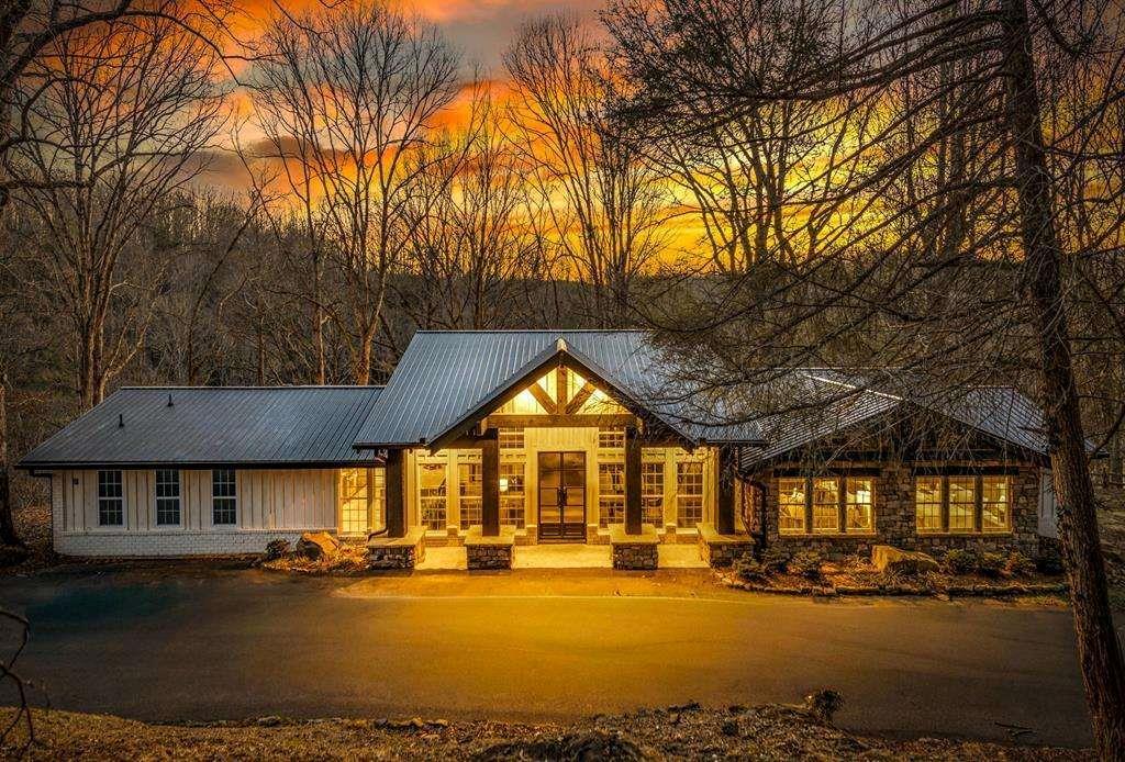 166 Red Oak Ln., Mccaysville, GA 30555