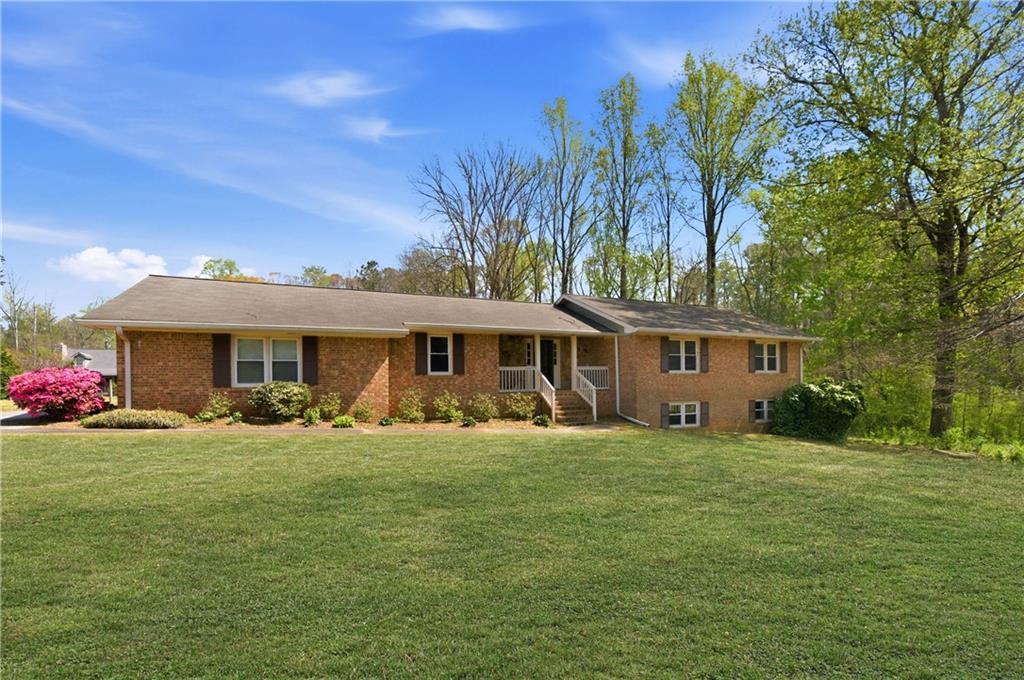 185 Redwood Cir., Fayetteville, GA 30214