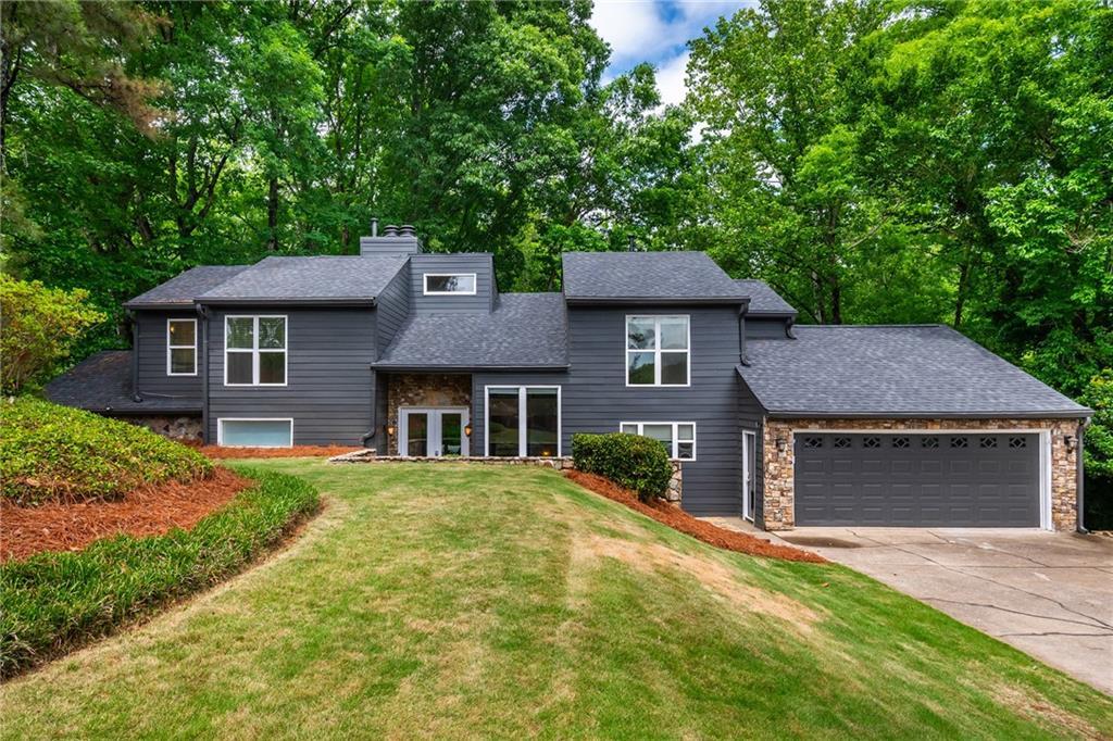 884 Oakhaven Dr., Roswell, GA 30075