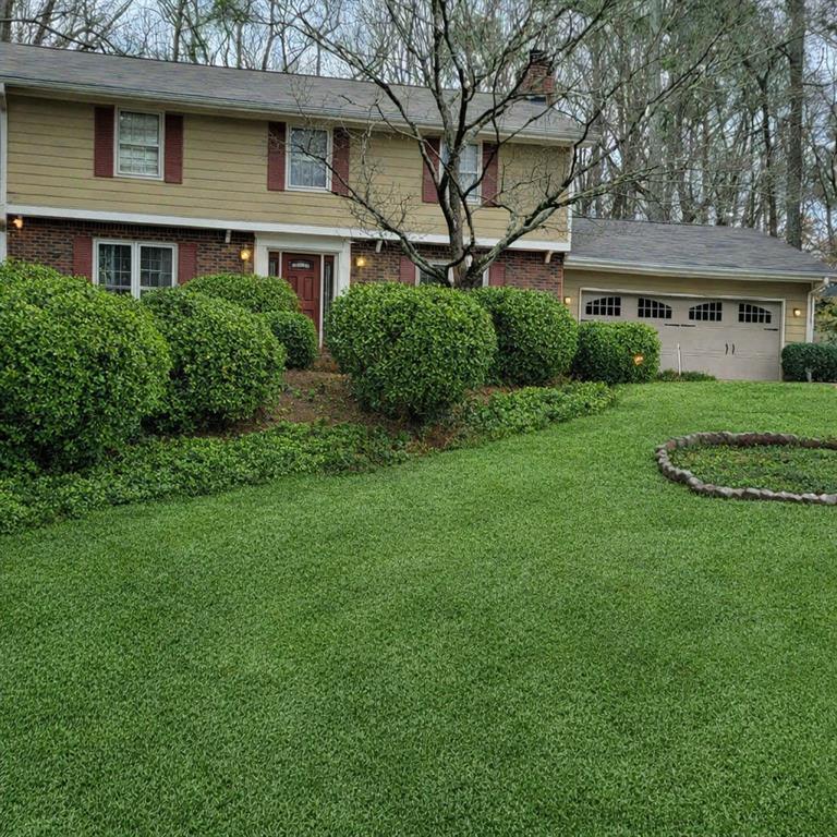 9870 Robinwood Ln., Roswell, GA 30075