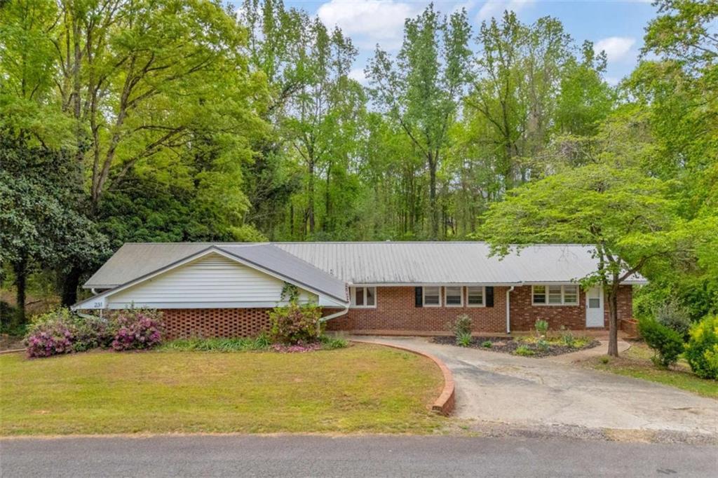 231 Honeysuckle Dr., Commerce, GA 30529