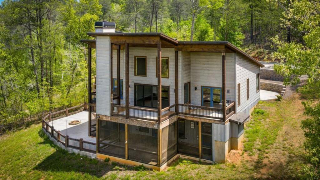670 River Hill Rd., Mineral Bluff, GA 30559