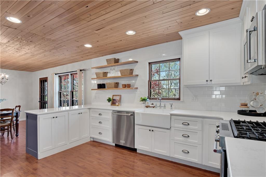 126 East Lake Dr., Roswell, GA 30075
