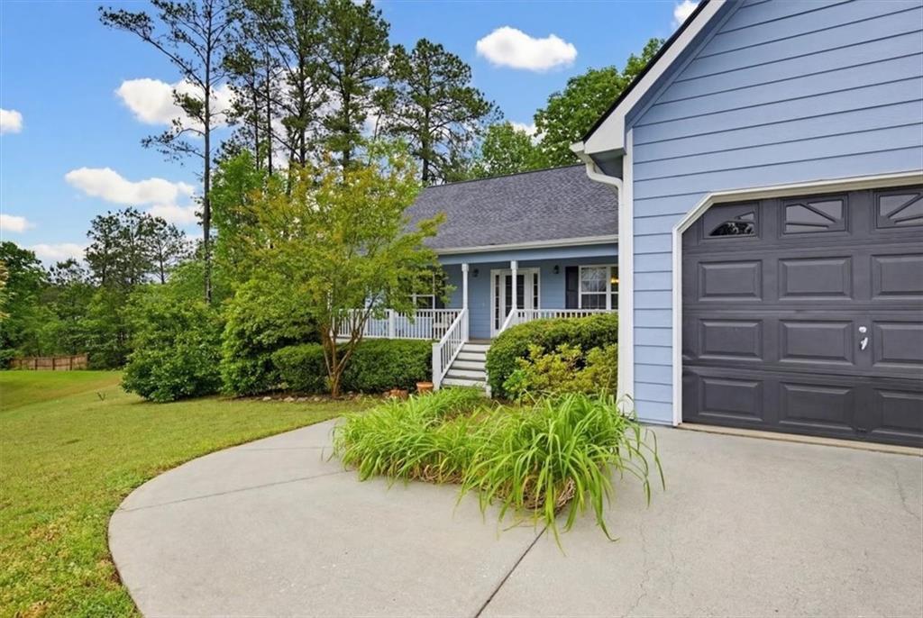 108 Misty Oak Ln., Dallas, GA 30132