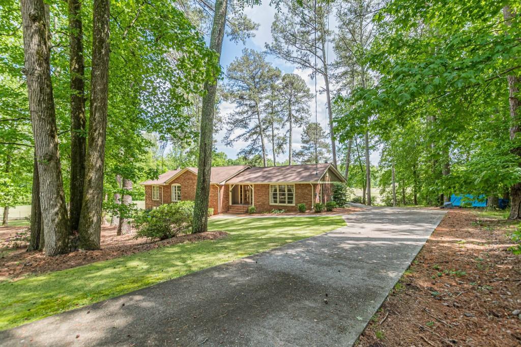 5817 Little Mountain Dr., Ellenwood, GA 30294