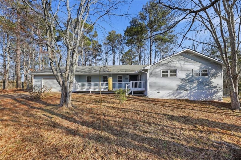 8976 Ochil Ln., Winston, GA 30187